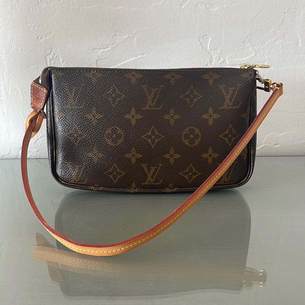 Authentic Louis Vuitton Pochette in monogram canvas